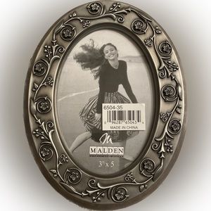 Pewter Finish Malden oval picture frame with dainty flowers